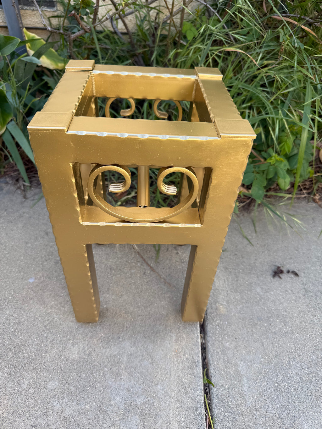 Small Metal Plant Stand – Decorative Indoor Outdoor Steel Planter (Black, Gold, Bronze)