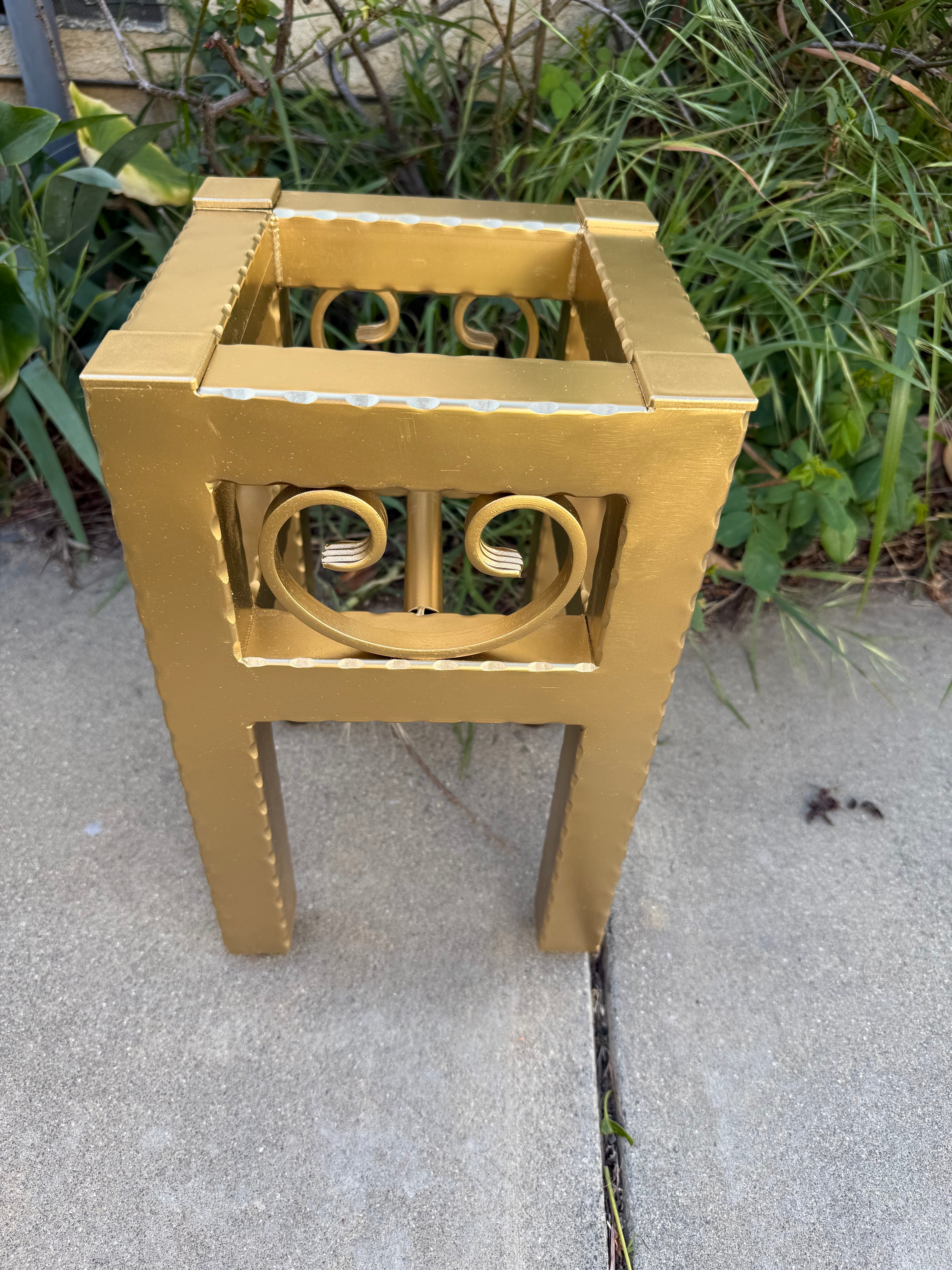 Small Metal Plant Stand – Decorative Indoor Outdoor Steel Planter (Black, Gold, Bronze)