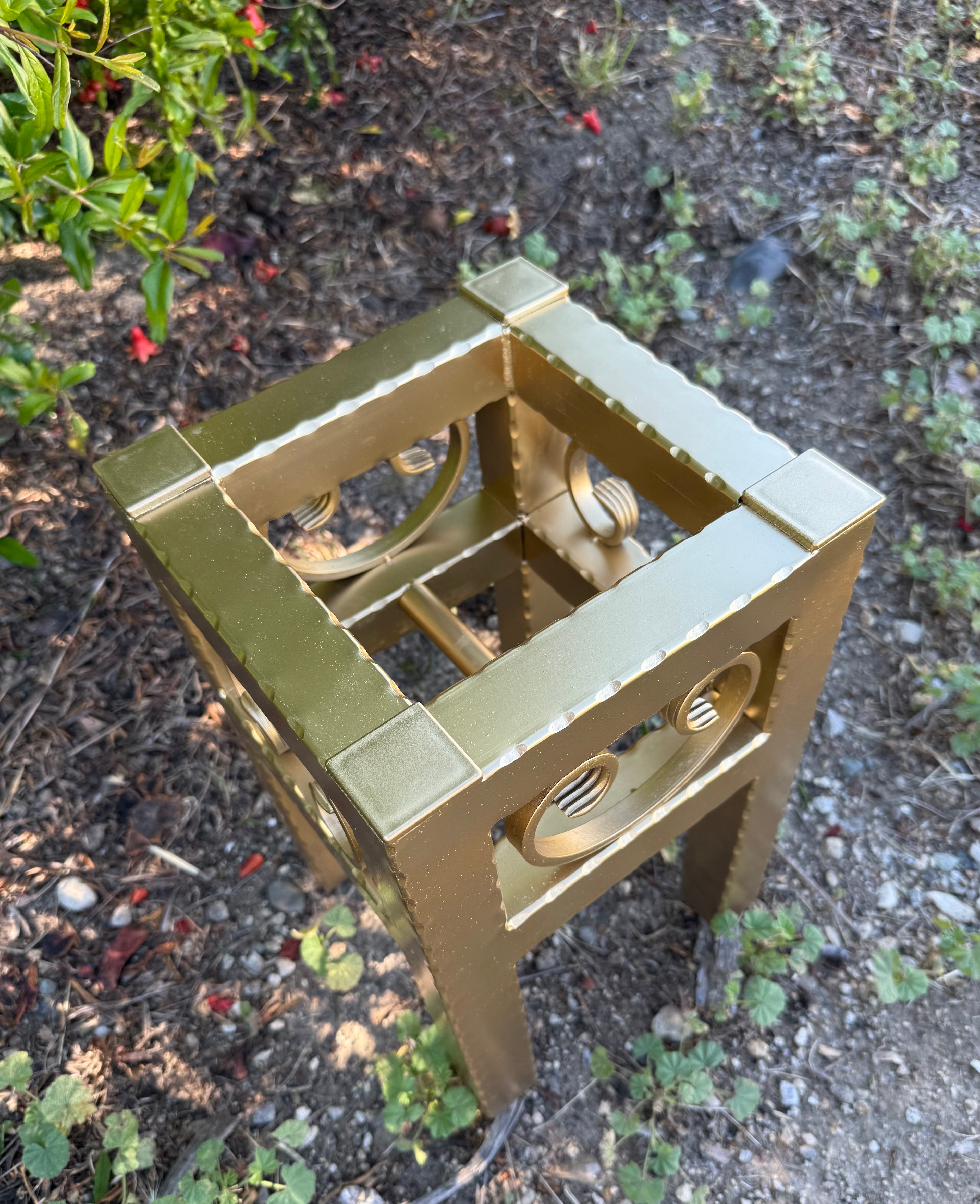 Small Metal Plant Stand – Decorative Indoor Outdoor Steel Planter (Black, Gold, Bronze)