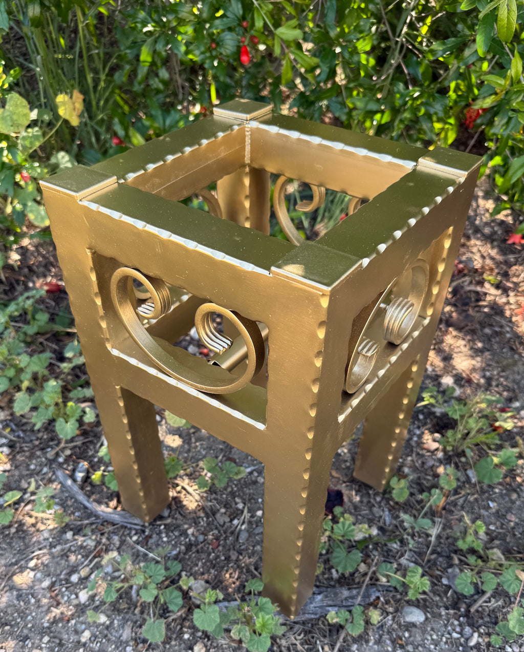Small Metal Plant Stand – Decorative Indoor Outdoor Steel Planter (Black, Gold, Bronze)