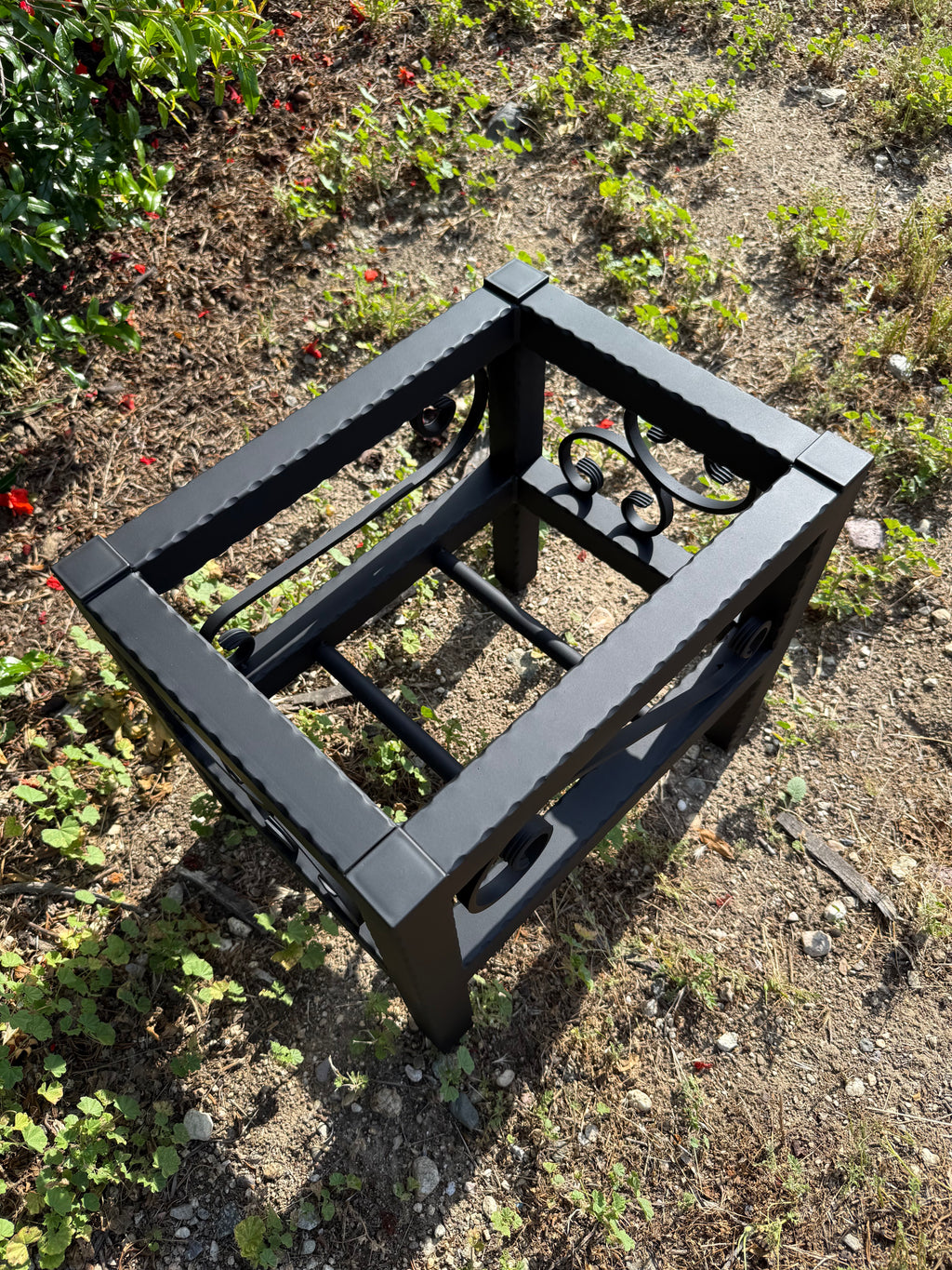 Metal Plant Stand Indoor Outdoor – Hammered Steel Planter (Modern Design, USA Made)