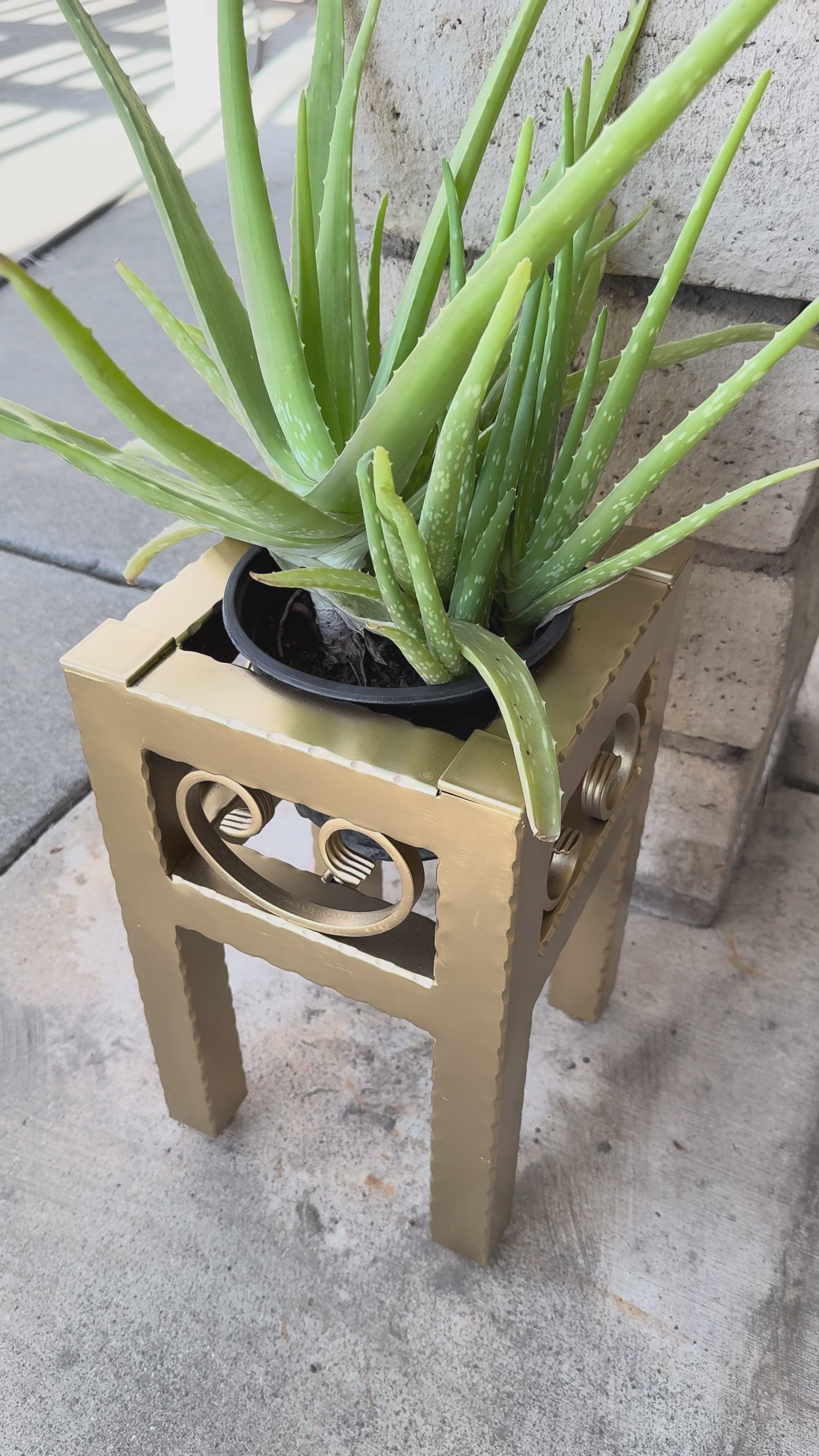 Small Metal Plant Stand – Decorative Indoor Outdoor Steel Planter (Black, Gold, Bronze)