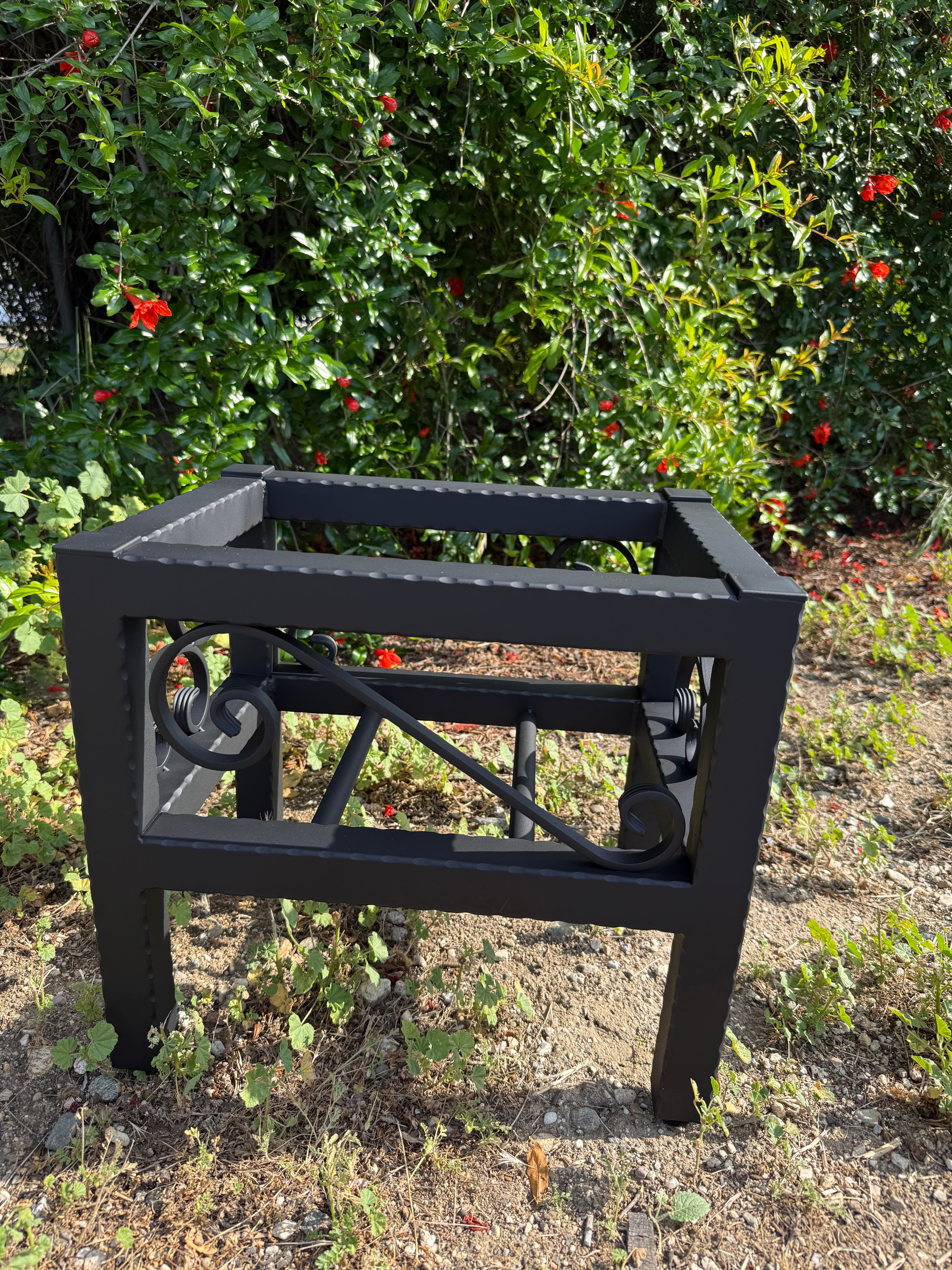 Metal Plant Stand Indoor Outdoor – Hammered Steel Planter (Modern Design, USA Made)