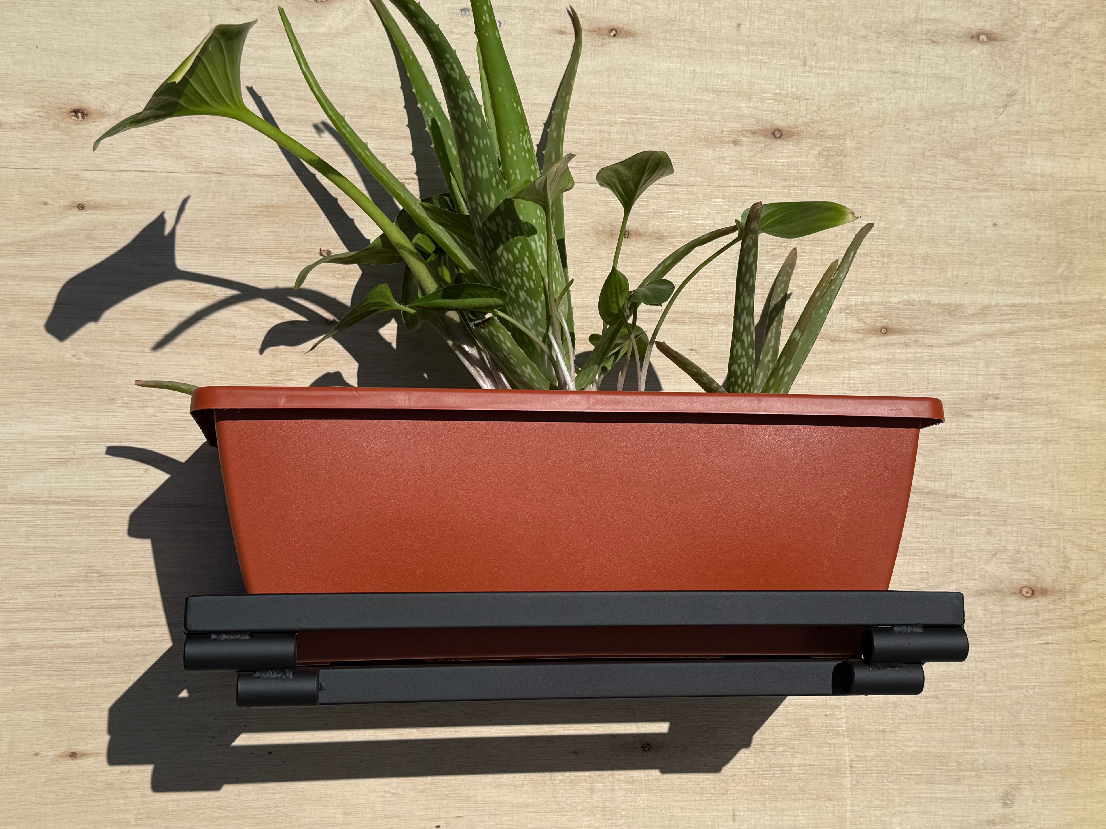 Wall Mounted Metal Planter – Indoor Outdoor Hanging Plant Shelf (Steel, Modern Design)